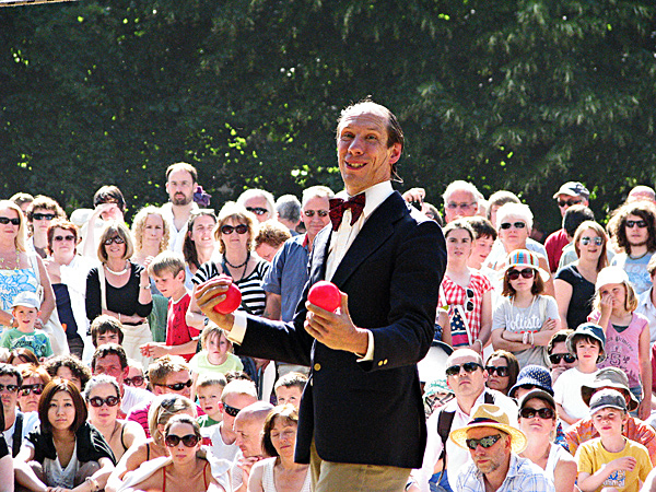 Hat Fair Juggler entertaining the crowd